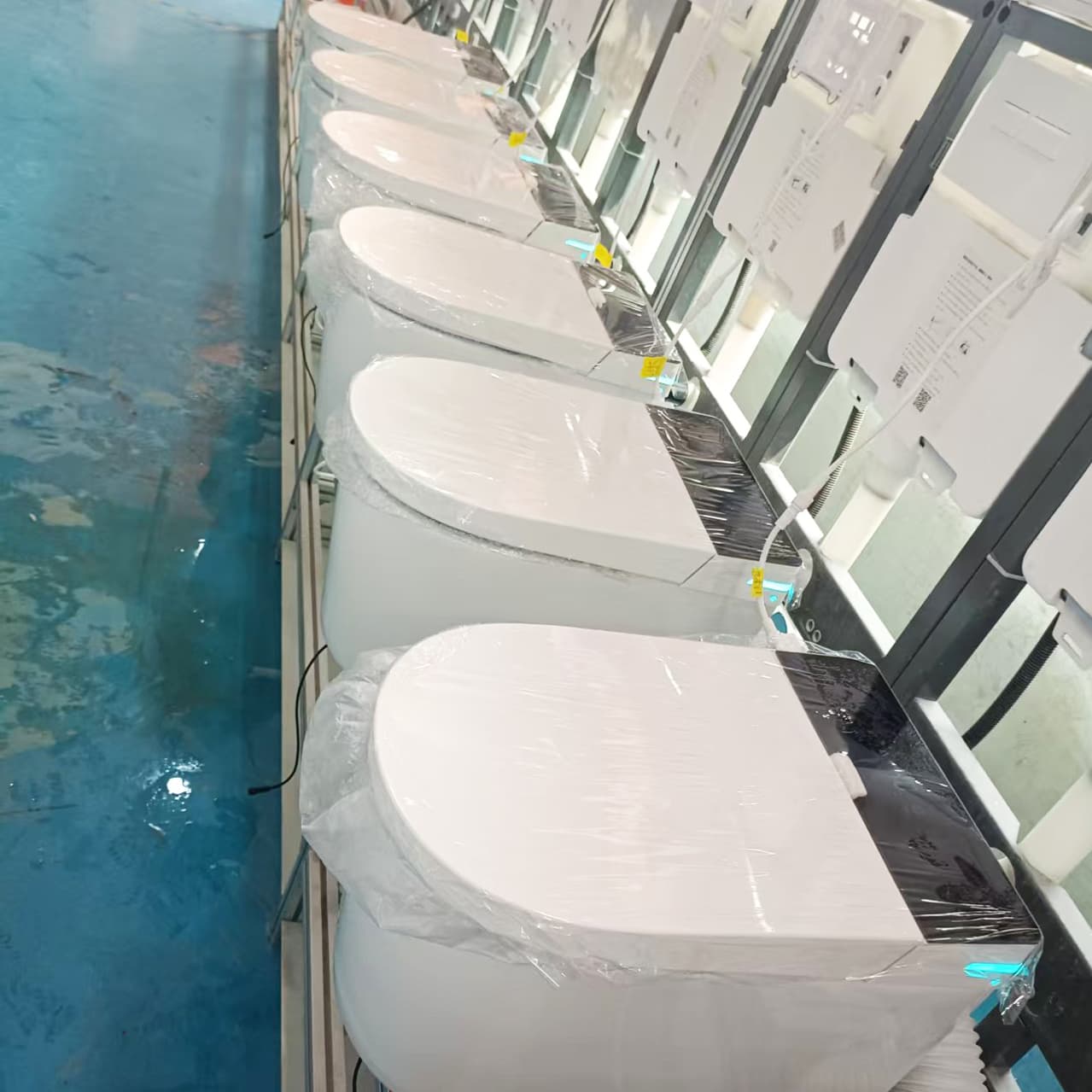 Ceramic toilet bodies on the production line
